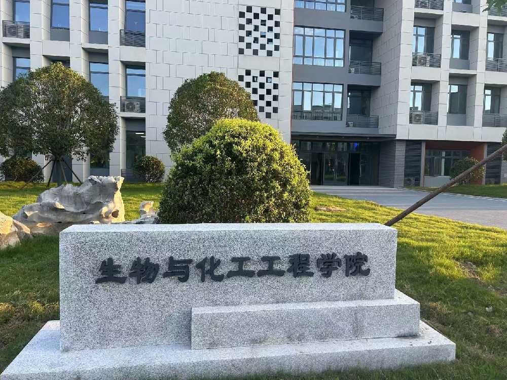 钢城区扬州职业大学体育场高杆灯项目